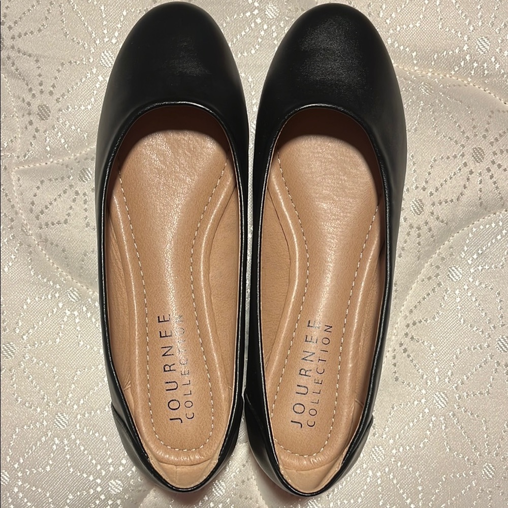 Journee Collection Black Flats with Classic Design